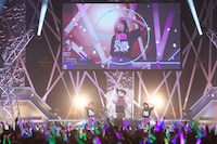 パラパラでCOMBOを継続する佐倉薫、M・A・O、高野麻里佳。（撮影：中村ユタカ）