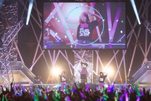 パラパラでCOMBOを継続する佐倉薫、M・A・O、高野麻里佳。（撮影：中村ユタカ）