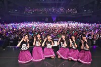 観客と記念撮影するイロドリミドリメンバー。（撮影：中村ユタカ）