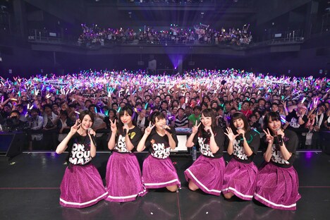 観客と記念撮影するイロドリミドリメンバー。(撮影:中村ユタカ)