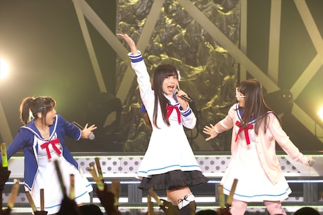 左から新田恵海、福原綾香、山本彩乃。