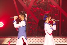 左から佐倉薫、M・A・O。（撮影：中村ユタカ）