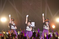 左から山本彩乃、新田恵海、福原綾香。（撮影：中村ユタカ）