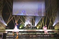 左から新田恵海、福原綾香、山本彩乃。（撮影：中村ユタカ）