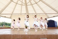 AKB48「梅雨を吹き飛ばせ」の様子。(c)AKS