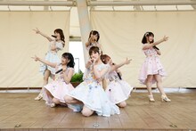 AKB48「梅雨を吹き飛ばせ」の様子。(c)AKS