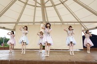 AKB48「梅雨を吹き飛ばせ」の様子。(c)AKS