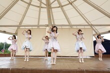 AKB48「梅雨を吹き飛ばせ」の様子。(c)AKS