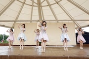 AKB48「梅雨を吹き飛ばせ」の様子。(c)AKS