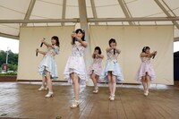 AKB48「梅雨を吹き飛ばせ」の様子。(c)AKS