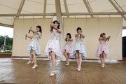 AKB48「梅雨を吹き飛ばせ」の様子。(c)AKS