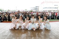 AKB48「梅雨を吹き飛ばせ」の様子。(c)AKS