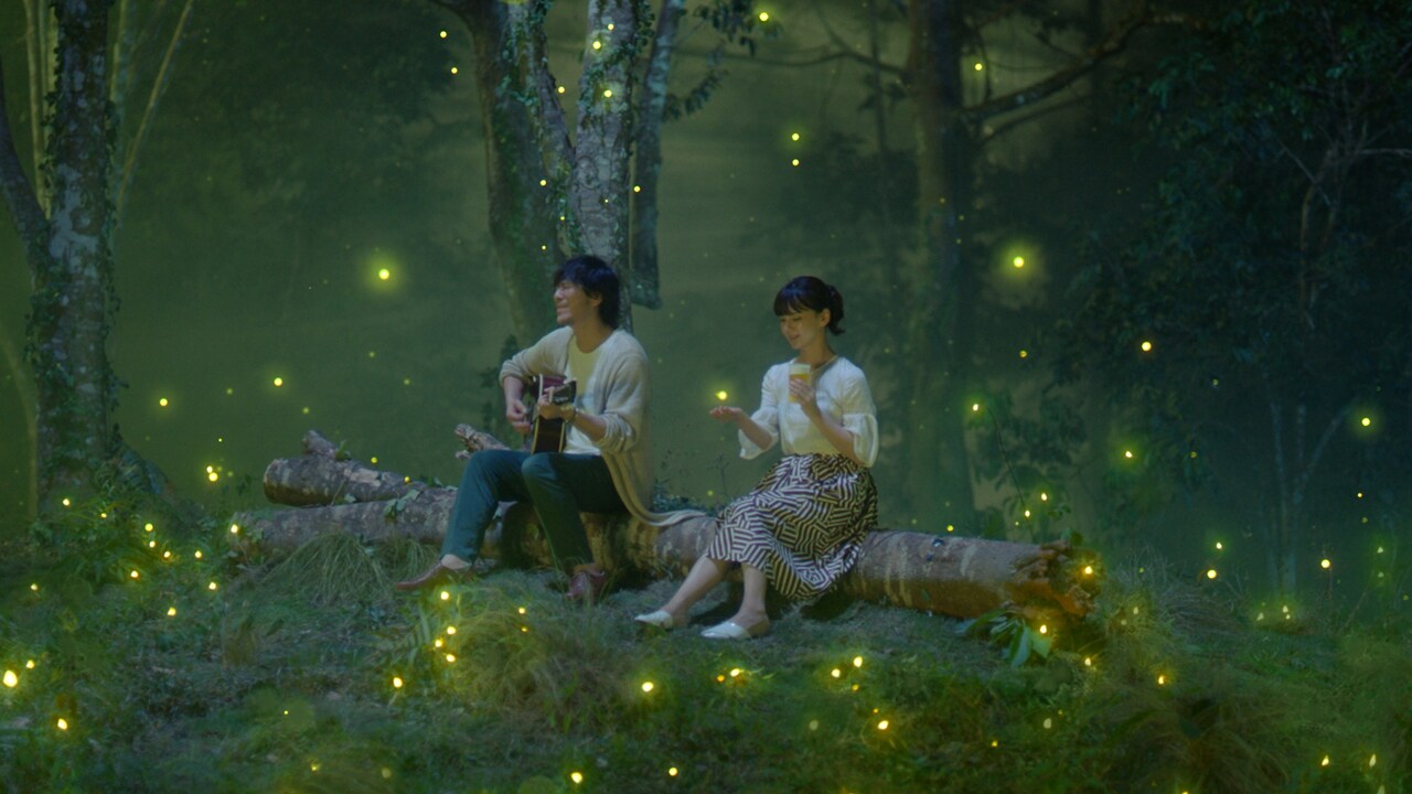 back number清水依与吏、蛍が舞う森でアコギ弾き語る