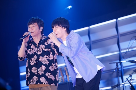 岡野昭仁（ポルノグラフィティ）と山村隆太（flumpool）。（撮影：山川哲矢）