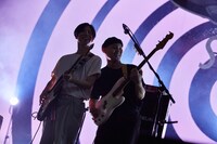 左から山本幹宗（G）、巽啓伍（B）。（Photo by Yosuke Torii）