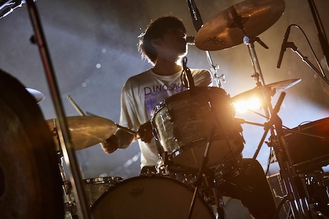 鈴木健人（Dr）（Photo by Yosuke Torii）