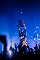 人気画像9位は「ヒトリエwowaka追悼会、シノダが全曲熱唱『天国に聞こえるぐらいみんなで歌おう』」より、wowaka（Vo, G）のギターを掲げるシノダ（G）。（撮影：西槇太一）