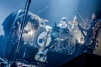 人気画像10位は「ヒトリエwowaka追悼会、シノダが全曲熱唱『天国に聞こえるぐらいみんなで歌おう』」より、ヒトリエ。（撮影：西槇太一）