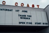 「wowaka追悼 於 新木場STUDIO COAST」会場外の看板。（撮影：西槇太一）