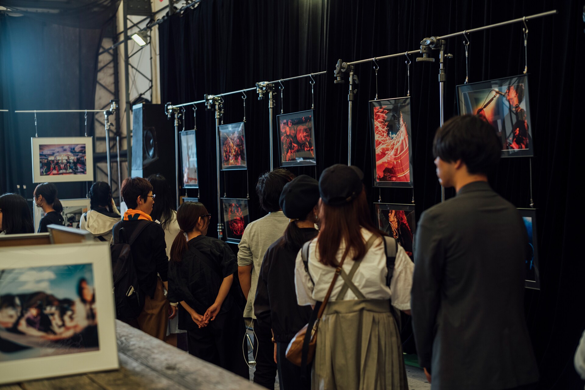 写真展「HITORIE TAICHI NISHIMAKI 2015-2019」の様子。（撮影：西槇