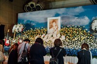 人気画像3位は「ヒトリエwowaka追悼会、シノダが全曲熱唱『天国に聞こえるぐらいみんなで歌おう』」より、「wowaka追悼 於 新木場STUDIO COAST」会場に設けられた祭壇。（撮影：西槇太一）