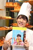 ソロ写真集「超特急ユースケ パン紀行」を手に、笑顔のユースケ。