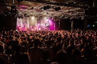 SHE IS SUMMER 3rd ANNIVERSARY ワンマンライブ「FOOD COURT」の様子。（撮影：曽我美芽）