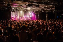 SHE IS SUMMER 3rd ANNIVERSARY ワンマンライブ「FOOD COURT」の様子。（撮影：曽我美芽）