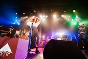 SHE IS SUMMER 3rd ANNIVERSARY ワンマンライブ「FOOD COURT」の様子。(撮影:曽我美芽)
