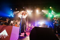 SHE IS SUMMER 3rd ANNIVERSARY ワンマンライブ「FOOD COURT」の様子。（撮影：曽我美芽）