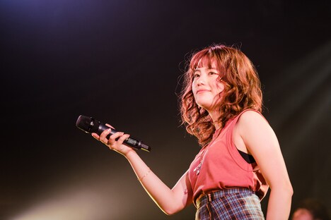 SHE IS SUMMER 3rd ANNIVERSARY ワンマンライブ「FOOD COURT」の様子。(撮影:曽我美芽)