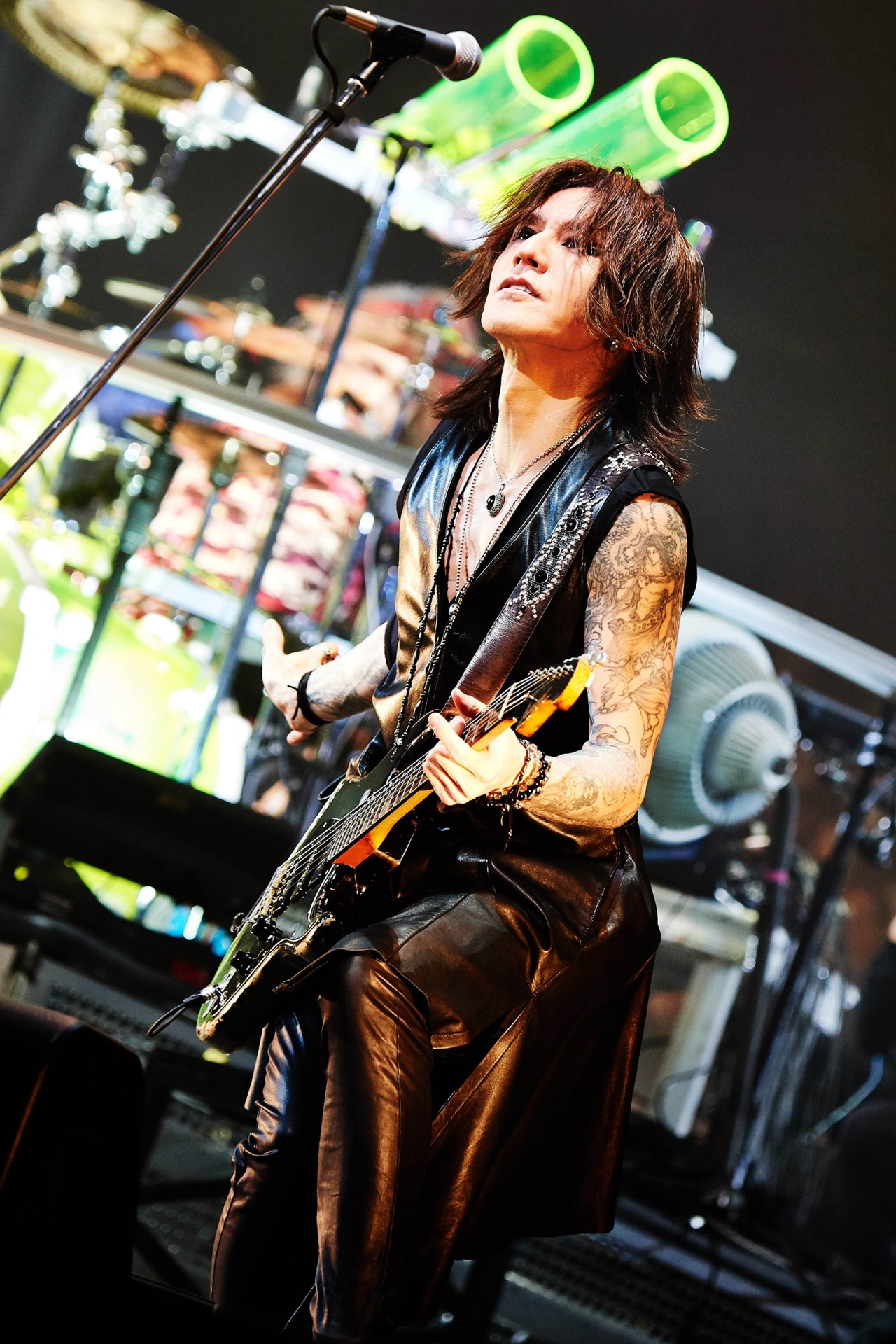 SUGIZO（G, Violin）（撮影：田辺佳子、橋本塁）