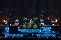 真矢（Dr）によるドラムソロの様子。（撮影：田辺佳子、橋本塁）