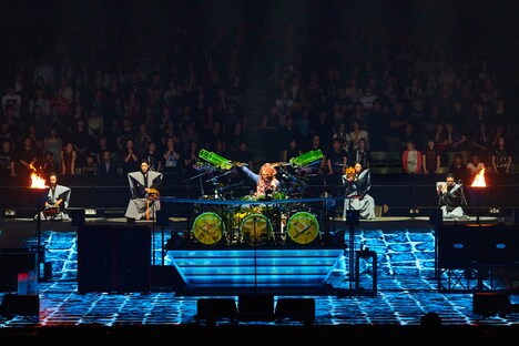 真矢（Dr）によるドラムソロの様子。（撮影：田辺佳子、橋本塁）