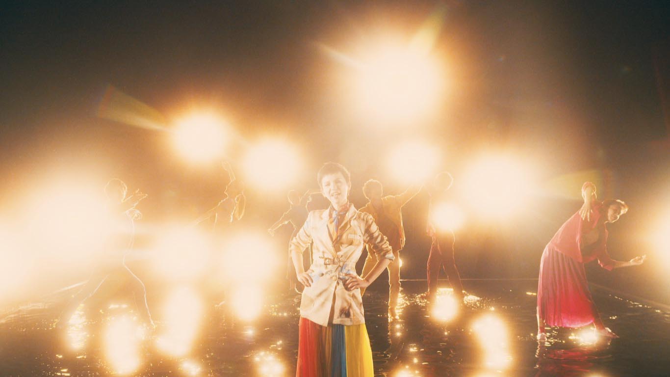 「Ambitious」のMVのワンシーン。