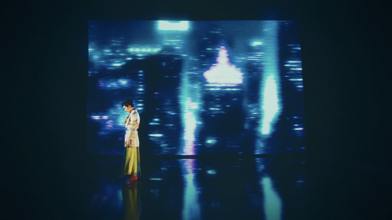 「Ambitious」のMVのワンシーン。