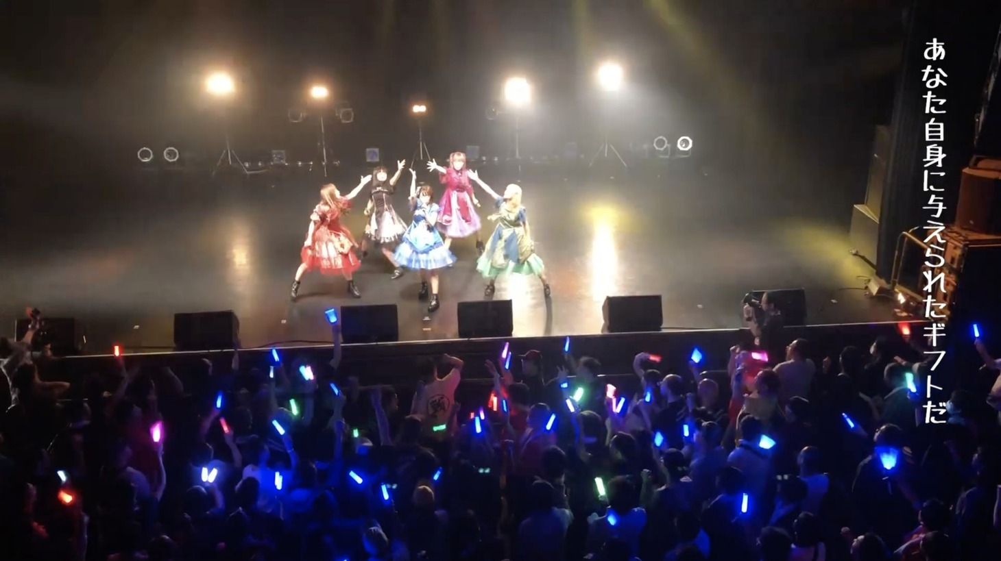 「The Gift」をパフォーマンスするWe=MUKASHIBANASHI。