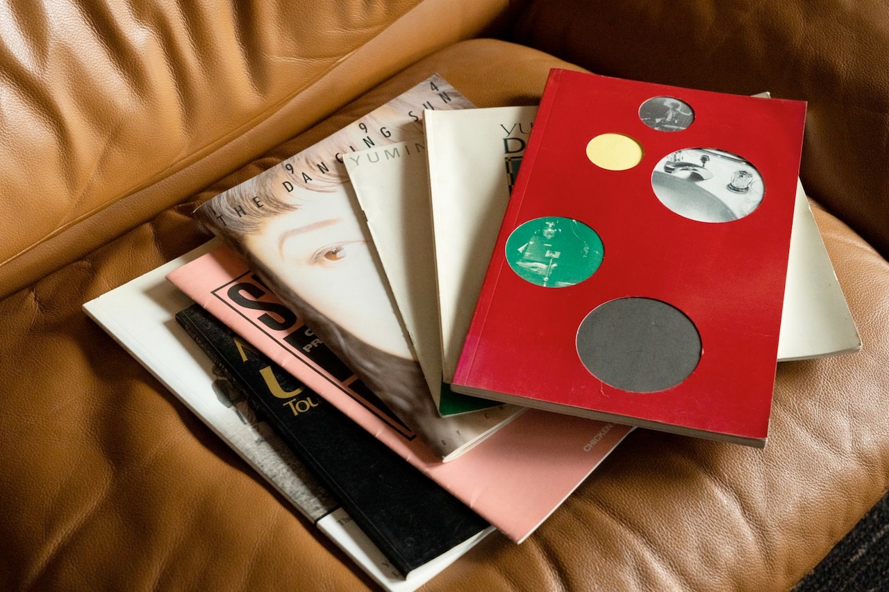 寺岡が集めた、松任谷由実のツアーパンフレット。