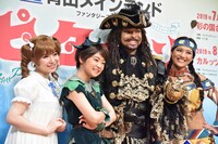 左からウェンディ役の河西智美、ピーターパン役の吉柳咲良、フック船長 / ダーリング氏役のEXILE NESMITH、タイガー・リリー役の宮澤佐江。