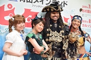 左からウェンディ役の河西智美、ピーターパン役の吉柳咲良、フック船長 / ダーリング氏役のEXILE NESMITH、タイガー・リリー役の宮澤佐江。