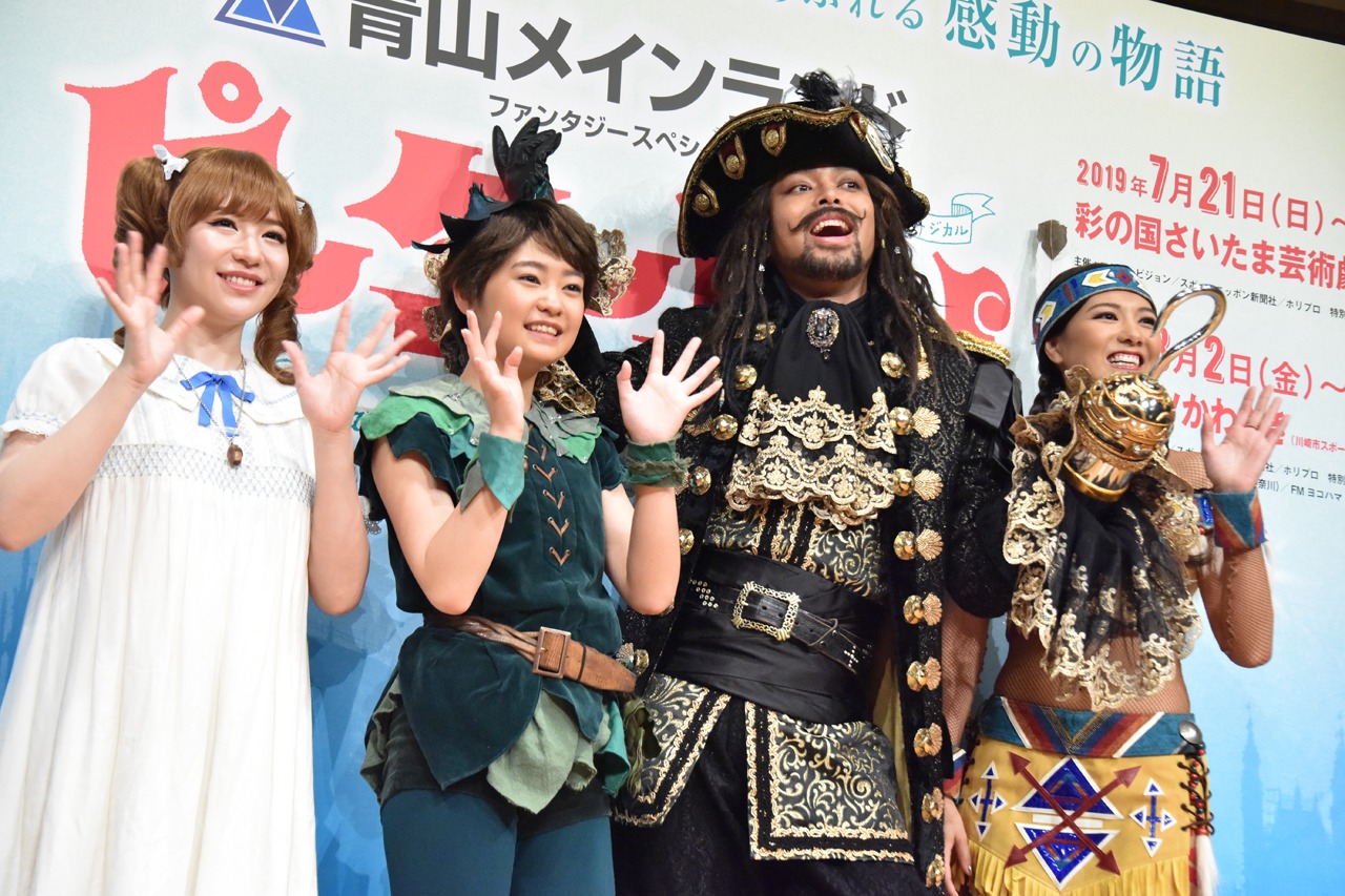 左から河西智美、吉柳咲良、EXILE NESMITH、宮澤佐江。