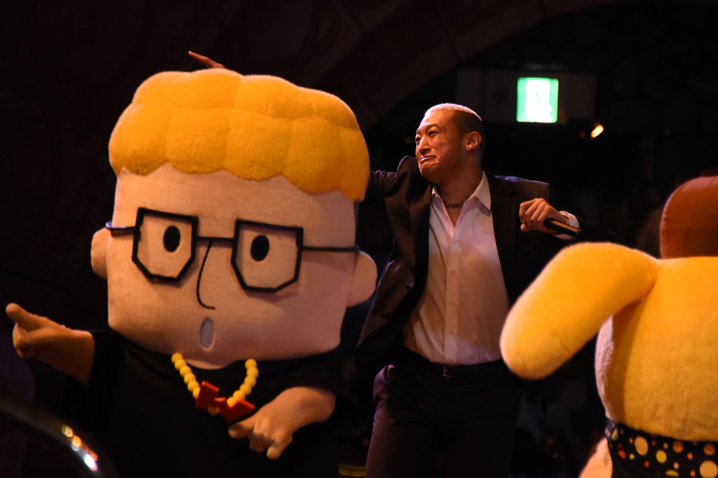 ランニングマンを決めるハローメンディーと関口メンディー。