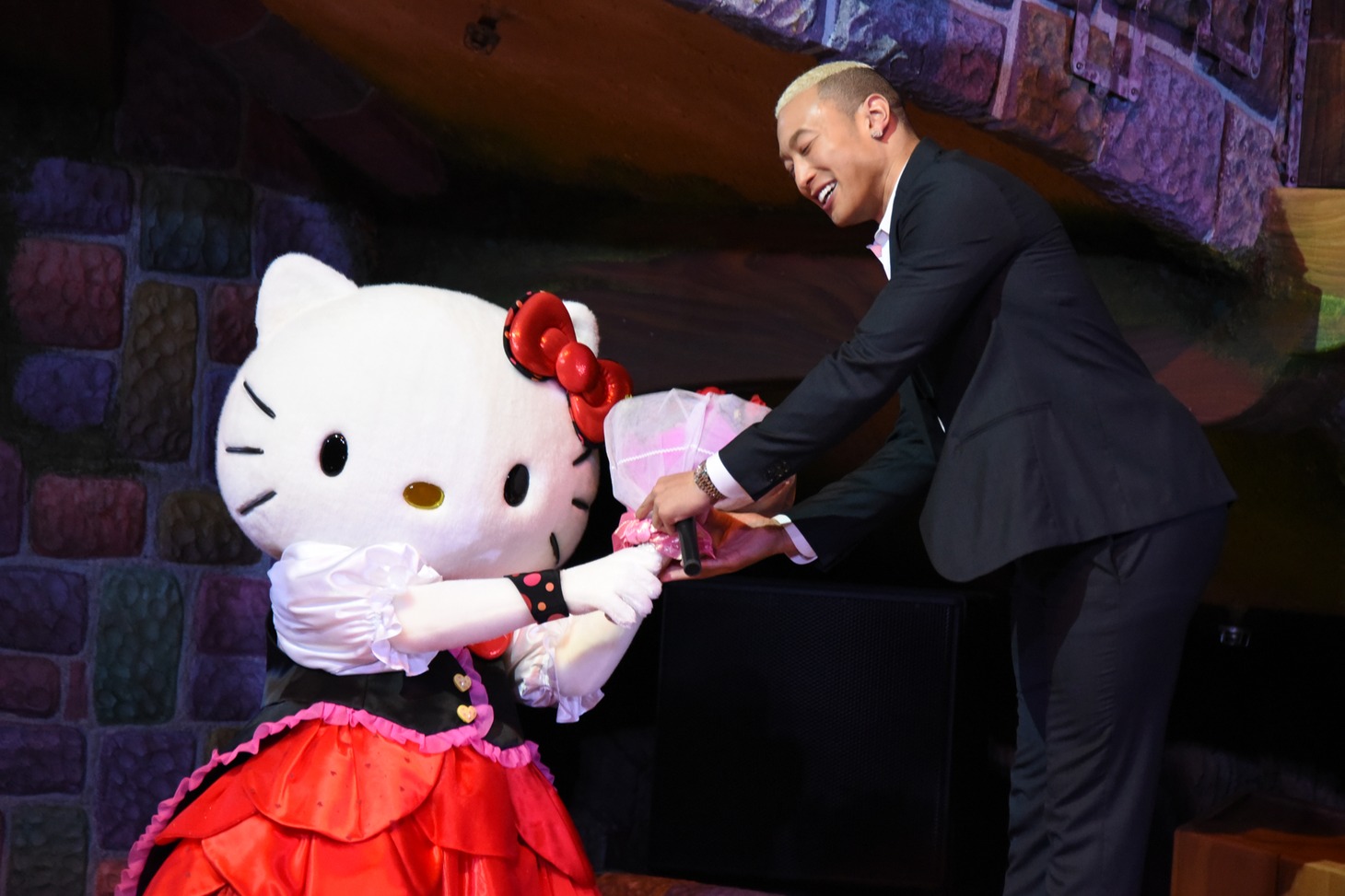 ハローキティから花束を受け取る関口メンディー。