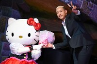 ハローキティから花束を受け取る関口メンディー。