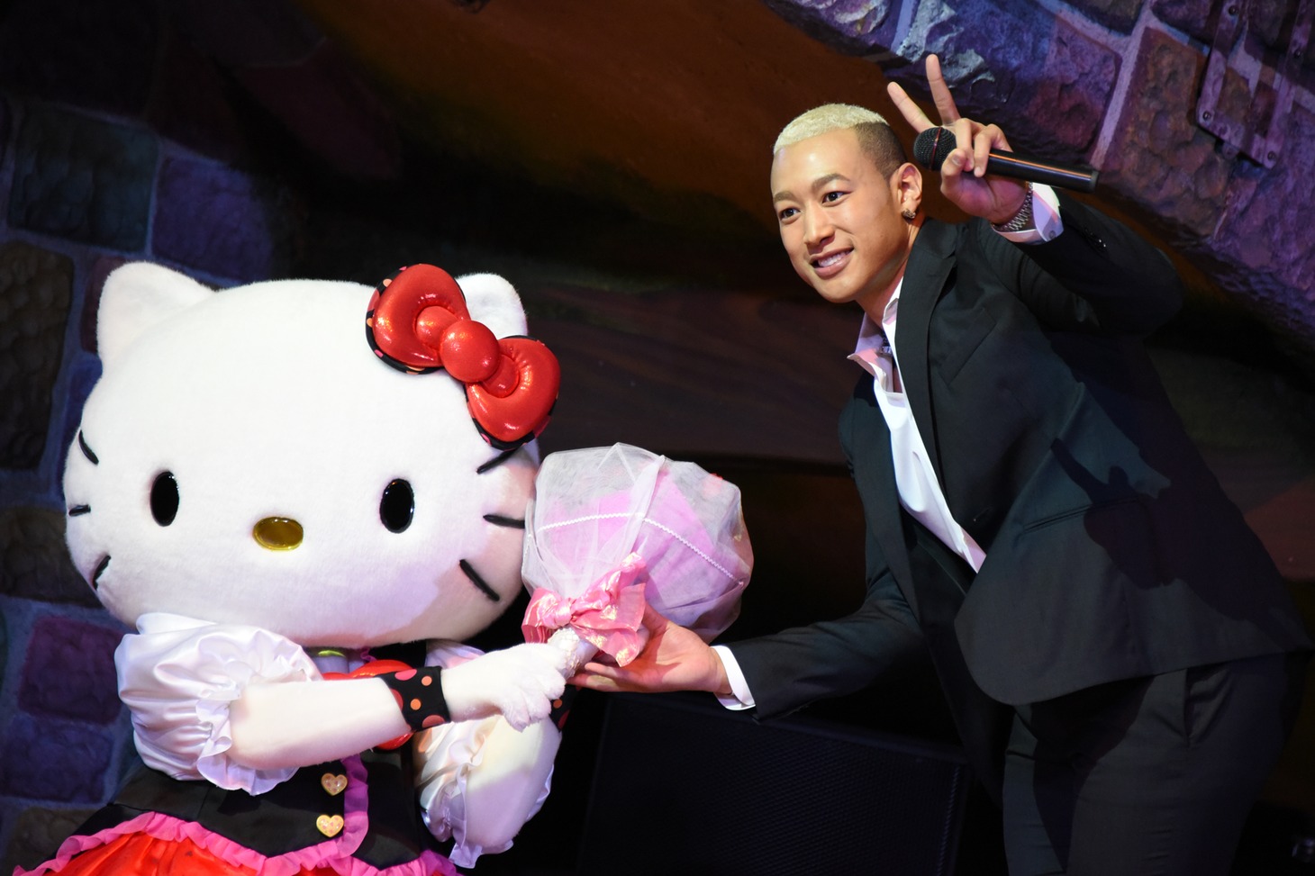 ハローキティから花束を受け取る関口メンディー。