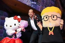 左からハローキティ、関口メンディー、ハローメンディー。