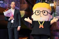 左から関口メンディー、ハローメンディー。