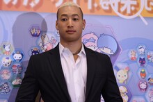 囲み取材での関口メンディー。