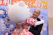 ハローキティに抱きつかれる関口メンディー。