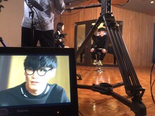 小川彩佳と山口一郎の対談の様子。